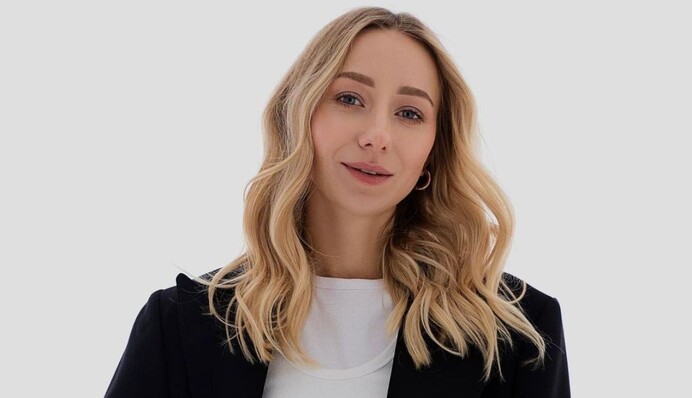 Моя четвертая: Екатерина Репяхова похвасталась покупкой дорогой машины из салона