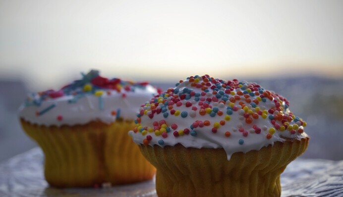 Как приготовить на Пасху вкусные кексы с глазурью, которые заменят паску: простой рецепт