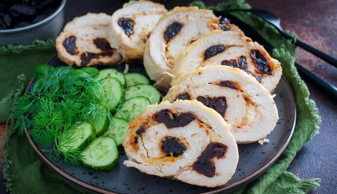 Традиционное блюдо на Пасху: рецепт мясного рулета с черносливом и чесноком