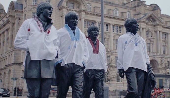 Выглядит лучше, чем когда-либо: памятник The Beatles в Британии одели в вышиванки к 
