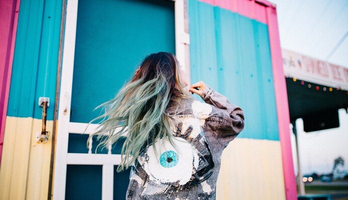 Чому волосся стало зеленим після фарбування і як це виправити: 3 способи