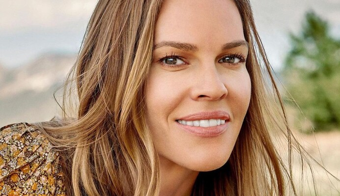 48-летняя актриса Хилари Суонк стала мамой двойни: первое фото с малышами