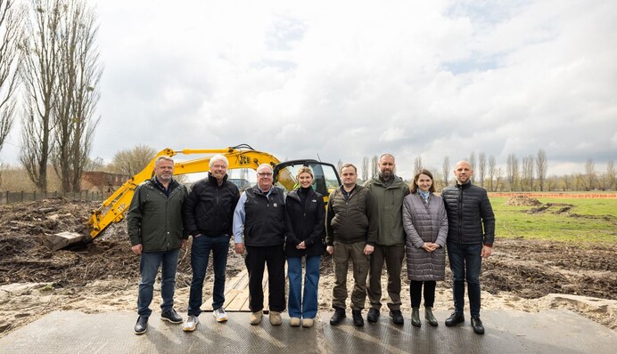 Елена Зеленская в модных джинсах и кроссовках посетила строительство фабрики в Буче: фото