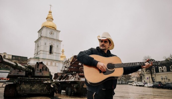 Брэд Пейсли спел 