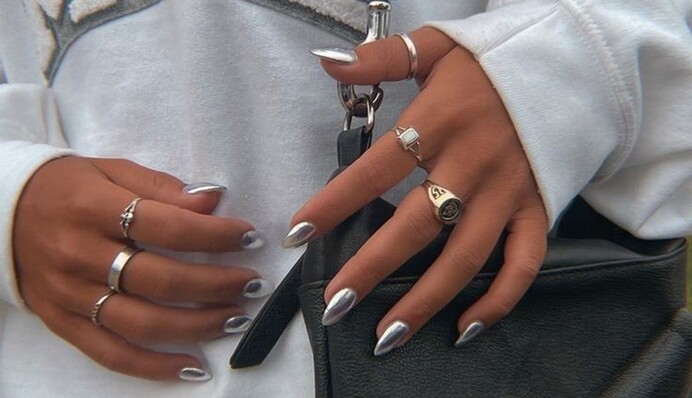 Дзеркальний манікюр з хромовою пудрою - тренд 2023 року: як він виглядає
