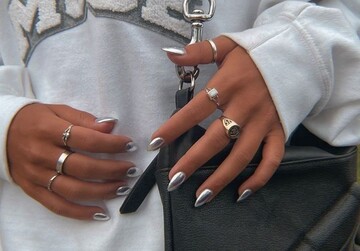 Дзеркальний манікюр з хромовою пудрою - тренд 2023 року: як він виглядає