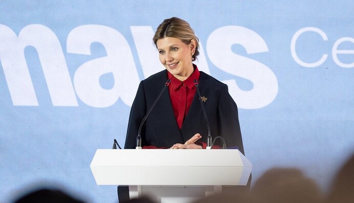 Елена Зеленская с брошью в виде карты Украины посетила клинику по протезированию во Львове: фото