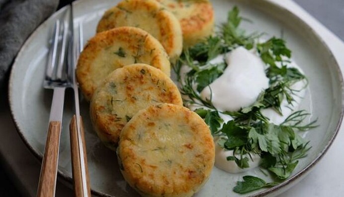 Как приготовить соленые сырники с зеленью: простой рецепт