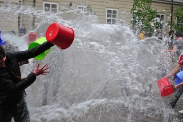 Дощ зранку - буде дощове літо: головні прикмети Поливаного понеділка після Великодня