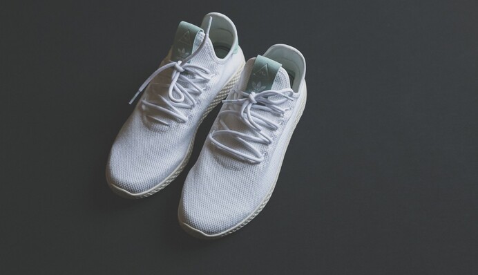 Топ-5 домашніх засобів для чищення білих кросівок, які впораються з брудом і жовтизною