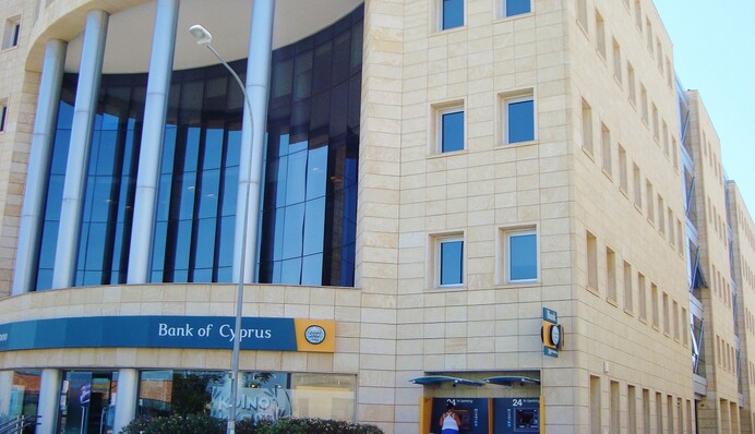 Не в деньгах счастье: как россиянам блокируют счета за границей