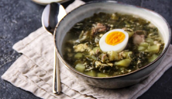 Рецепт – хит сезона: как приготовить зеленый борщ с щавелем и яйцом