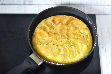 Цей рецепт підкорив мережу: як приготувати швидку шарлотку на сковороді