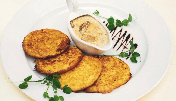 Украинский рецепт, который стоит попробовать: как приготовить деруны с грибной юшкой