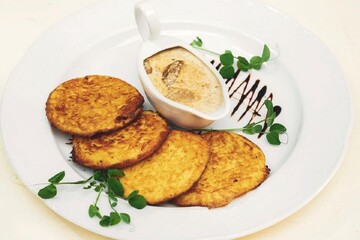 Український рецепт, який варто спробувати: як приготувати деруни з грибною юшкою