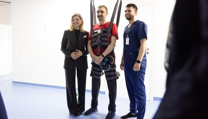 Олена Зеленська у чорному костюмі відвідала Білоцерківську міську лікарню: фото та відео