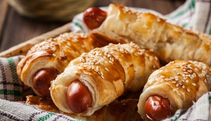 Готовятся 10 минут: рецепт самых быстрых сосисок в тесте на сковороде