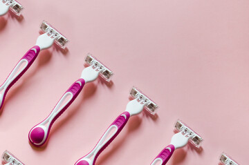 Чтобы не было раздражений: дерматологи посоветовали, как правильно брить ноги