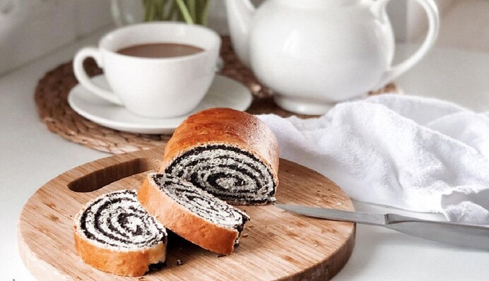 Рыхлый и сладкий: как приготовить рулет с маком на сухих дрожжах