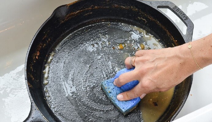 Які домашні засоби найкраще розчиняють застарілий липкий жир на кухні