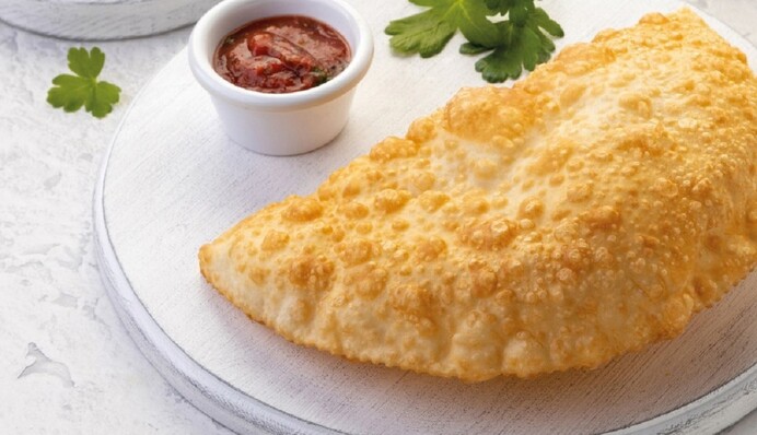 Тонке тісто без зайвого жиру: як приготувати смачні чебуреки з бульбашками