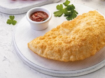 Тонке тісто без зайвого жиру: як приготувати смачні чебуреки з бульбашками