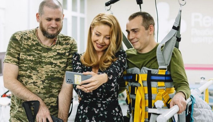 Песня - лечит: Тина Кароль в цветастом платье выступила в больнице перед военными