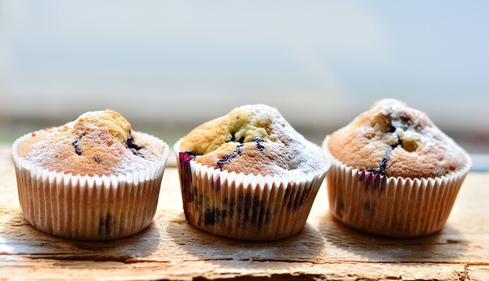 Рецепт на кефире: как быстро приготовить классические кексы с изюмом