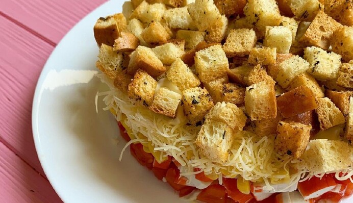 Нестандартный рецепт: как приготовить крабовый салат с сухариками и твердым сыром