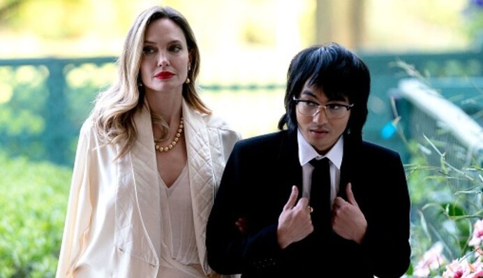 Елегантна Анджеліна Джолі привела дорослого сина на урочистий обід у Білому домі: фото