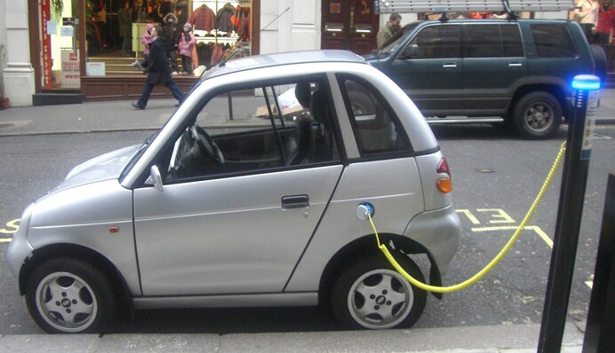 Транспорт "зеленіє": як українців хочуть пересадити на електрокари