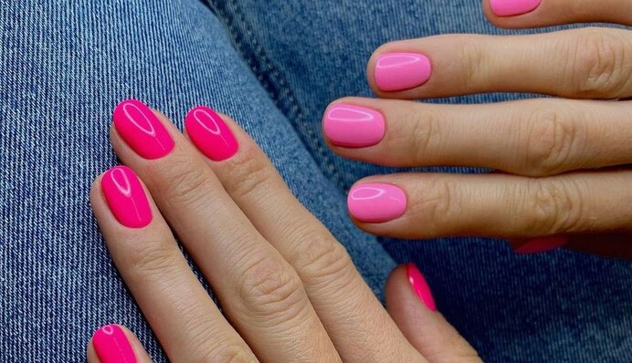 Малиновий манікюр - яскравий тренд 2023 року: фото модних відтінків і дизайнів