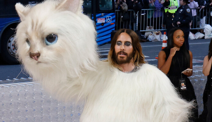 Пушистый котенок: Джаред Лето удивил костюмом на балу Met Gala 2023
