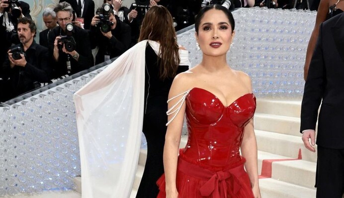 Невероятная красота: 56-летняя Сальма Хайек в красном платье поразила образом на Met Gala 2023