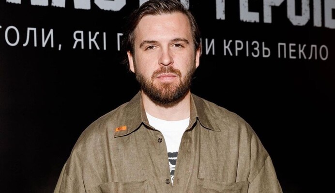 Очень сложная процедура: Сергей Танчинец рассказал, как артисты-мужчины выезжают за границу