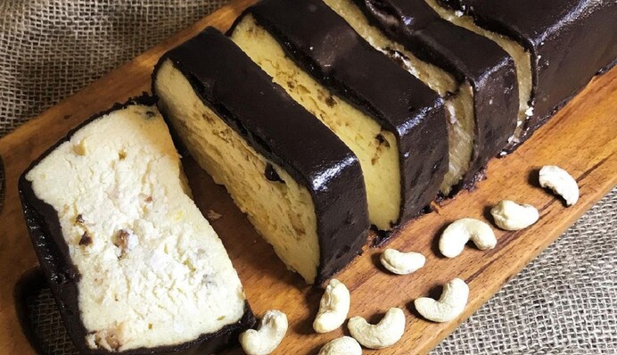 С цедрой и сухофруктами: как приготовить сырник по-львовски в шоколадной глазури