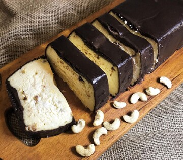 З цедрою та сухофруктами: як приготувати сирник по-львівськи у шоколадній глазурі