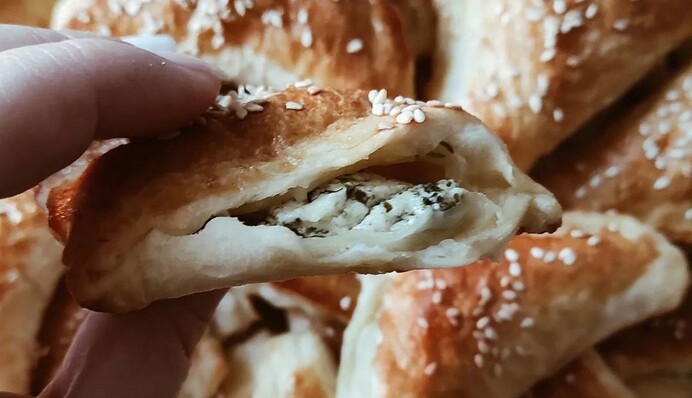 Пиріжки за 5 хвилин: як приготувати трикутники з сиром і шпинатом в духовці