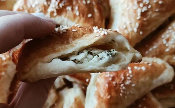 Пирожки за 5 минут: как приготовить треугольники с творогом и шпинатом в духовке