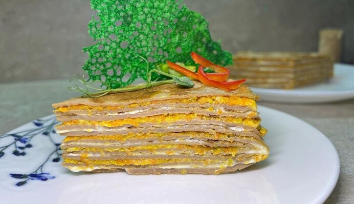 Рецепт печінкового торта з курячою печінкою: як приготувати з морквою і цибулею