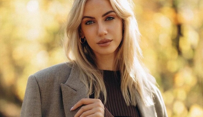 Леся Нікітюк показала довгі ноги у короткій квітчастій сукні: фото