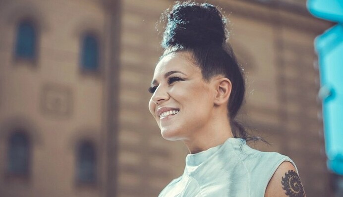 Поет о Борисполе в России: где сейчас певица Елка, молчащая о войне в Украине