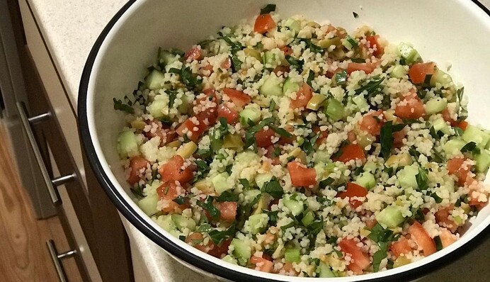 Популярный восточный салат: как приготовить кускус с овощами и оливками