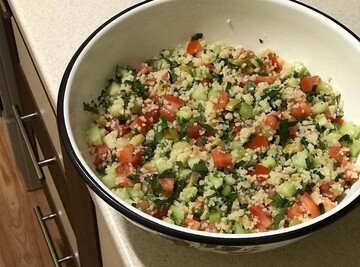 Популярный восточный салат: как приготовить кускус с овощами и оливками