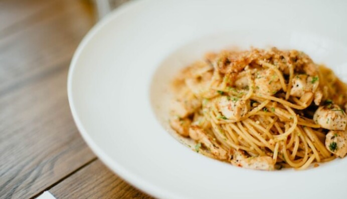 Что приготовить вместо обычных макарон: рецепт сливочной пасты с курицей
