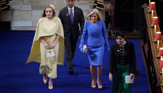 Джилл Байден та її онука відвідали коронацію Чарльза ІІІ у вбранні кольорів прапору України: фото