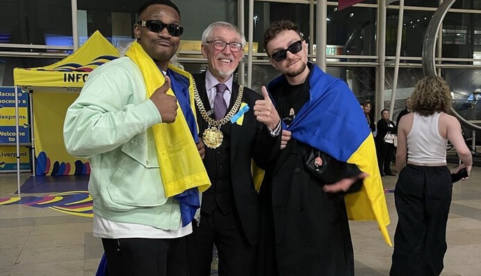 Лорд-мер Ліверпуля зустрів український гурт TVORCHI, який прибув на 