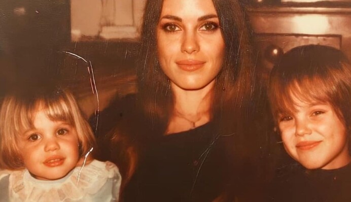 Анджеліна Джолі показала архівне фото з мамою, яка померла від раку