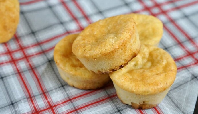 Рецепт з трьох інгредієнтів: як приготувати швидкі сирні кекси