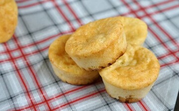 Рецепт з трьох інгредієнтів: як приготувати швидкі сирні кекси